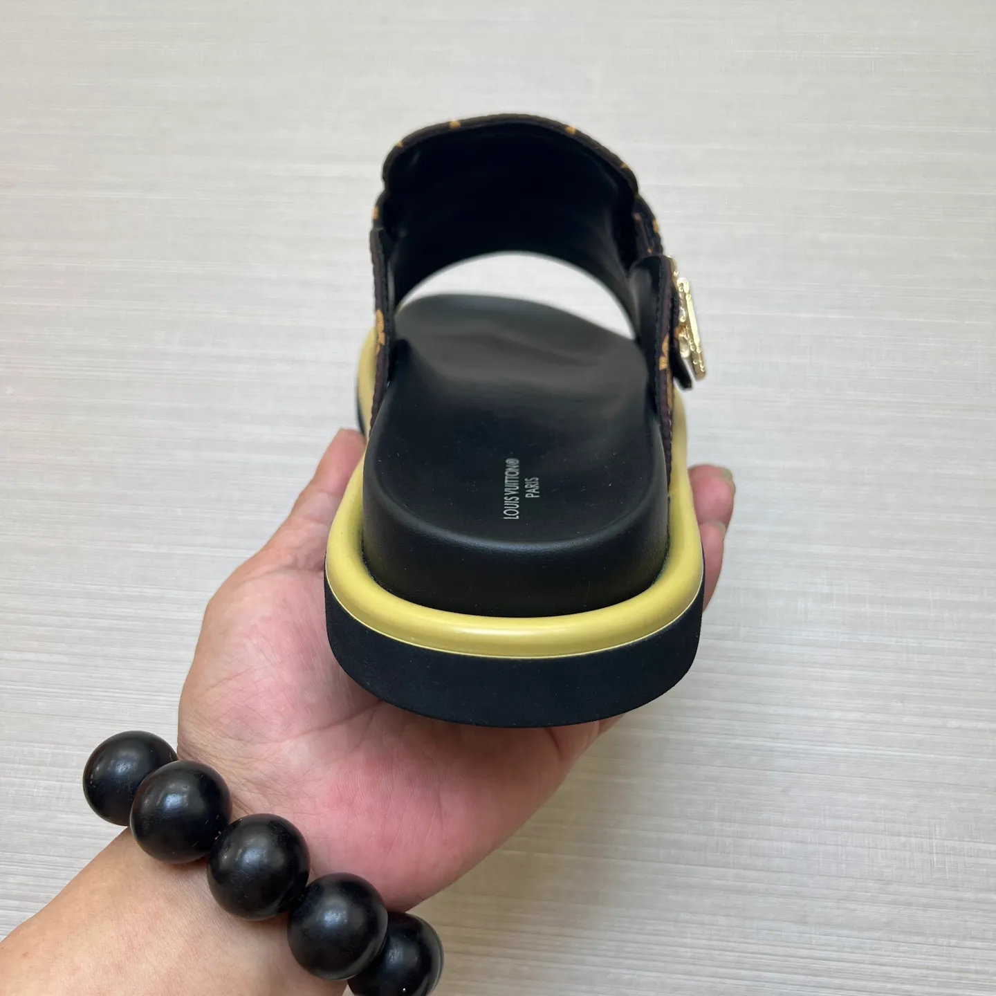 Factory price: 360💰【LOUIS VUITTON】Louis Vuitton, LV printing, men's and women's slippers are on the market, drawer box packaging with cloth bag, card, the upper pattern looks very soft and waxy, super versatile leg slimming artifact. Fabric: imported denim/canvas/old fabric, LV hardware LOGO, official website pattern printing, comfortable to wear, foot pads: high elastic men's shoes💰U water table. Sole: foam sole, heel height: about 5cm. Code number: 35-46, 35, 45, 46 are custom-made and non-returnable. Color: multiple colors and styles available.